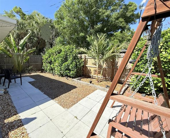 828 S TUTTLE AVENUE B, Sarasota, FL 34237