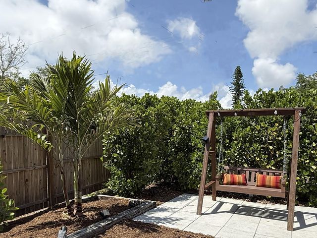 828 S TUTTLE AVENUE B, Sarasota, FL 34237