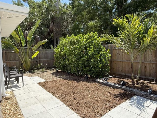 828 S TUTTLE AVENUE B, Sarasota, FL 34237