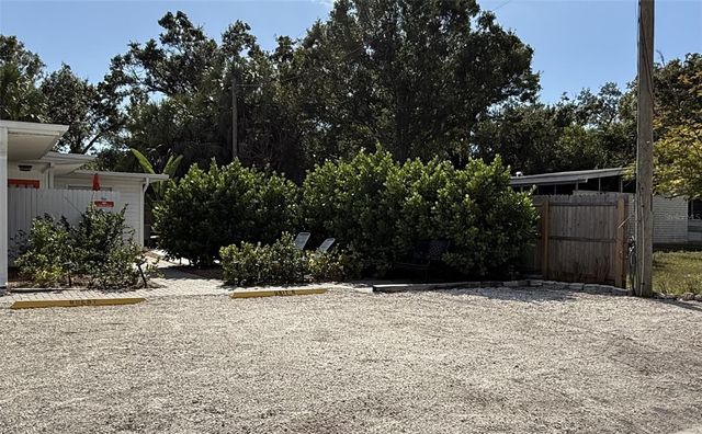 828 S TUTTLE AVENUE B, Sarasota, FL 34237