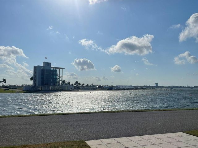 828 S TUTTLE AVENUE B, Sarasota, FL 34237