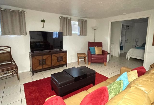 828 S TUTTLE AVENUE B, Sarasota, FL 34237