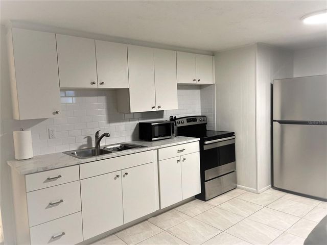 828 S TUTTLE AVENUE B, Sarasota, FL 34237