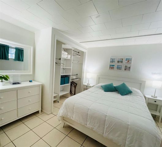 828 S TUTTLE AVENUE B, Sarasota, FL 34237