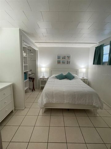 828 S TUTTLE AVENUE B, Sarasota, FL 34237