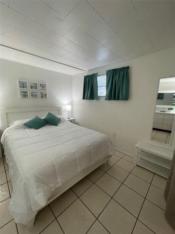 828 S TUTTLE AVENUE B, Sarasota, FL 34237