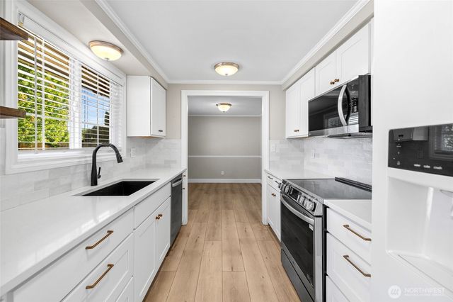 1206 S Walnut St, Burlington, WA 98233