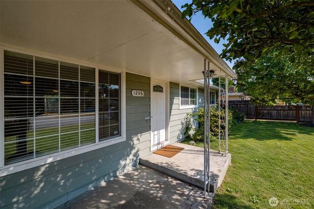 1206 S Walnut St, Burlington, WA 98233
