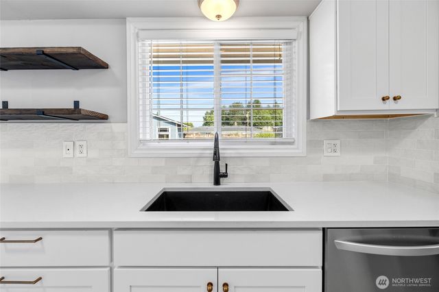 1206 S Walnut St, Burlington, WA 98233