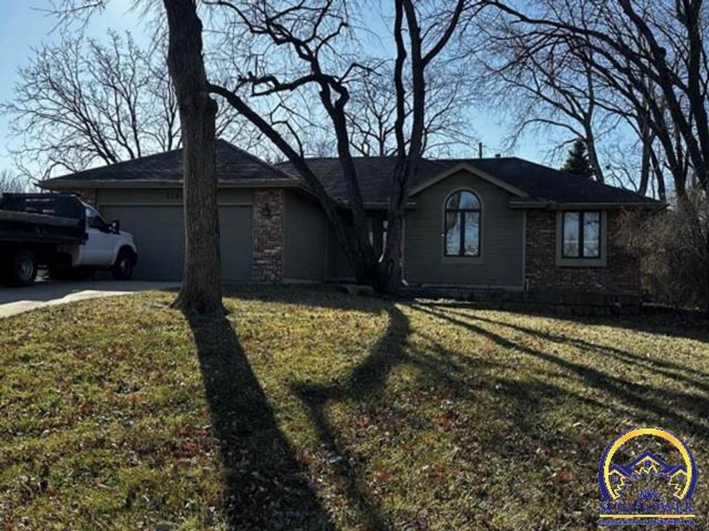 6701 SW Swonthold RD, Topeka, KS 66614