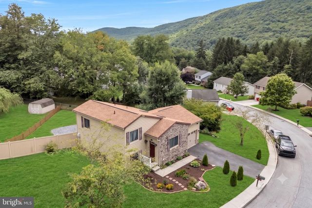 16 YANKEE DR, Mt Holly Springs, PA 17065