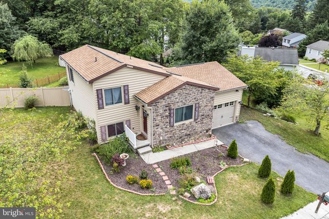16 YANKEE DR, Mt Holly Springs, PA 17065