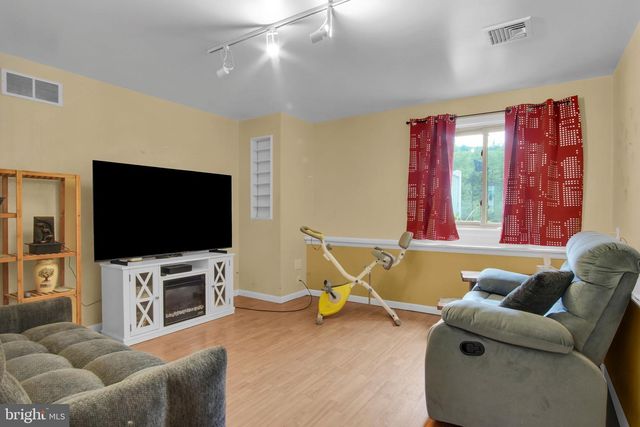 16 YANKEE DR, Mt Holly Springs, PA 17065