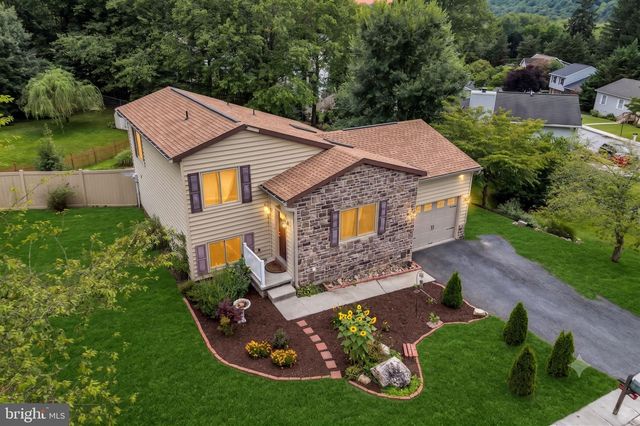 16 YANKEE DR, Mt Holly Springs, PA 17065