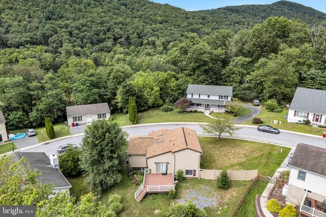 16 YANKEE DR, Mt Holly Springs, PA 17065