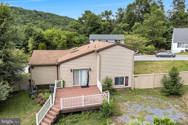 16 YANKEE DR, Mt Holly Springs, PA 17065