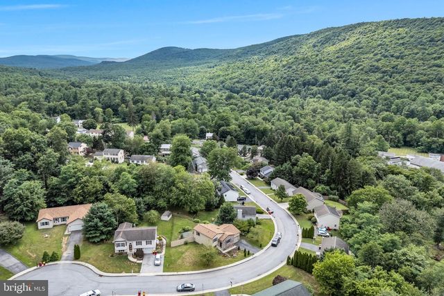 16 YANKEE DR, Mt Holly Springs, PA 17065