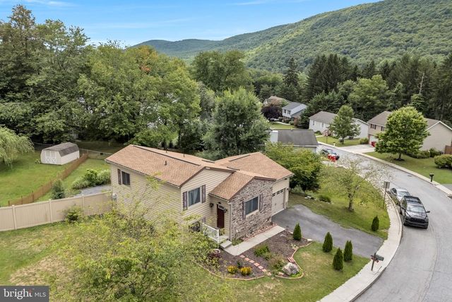 16 YANKEE DR, Mt Holly Springs, PA 17065