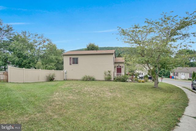 16 YANKEE DR, Mt Holly Springs, PA 17065