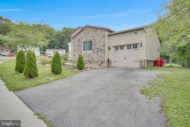16 YANKEE DR, Mt Holly Springs, PA 17065