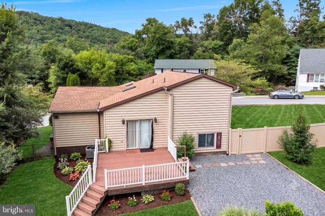 16 YANKEE DR, Mt Holly Springs, PA 17065