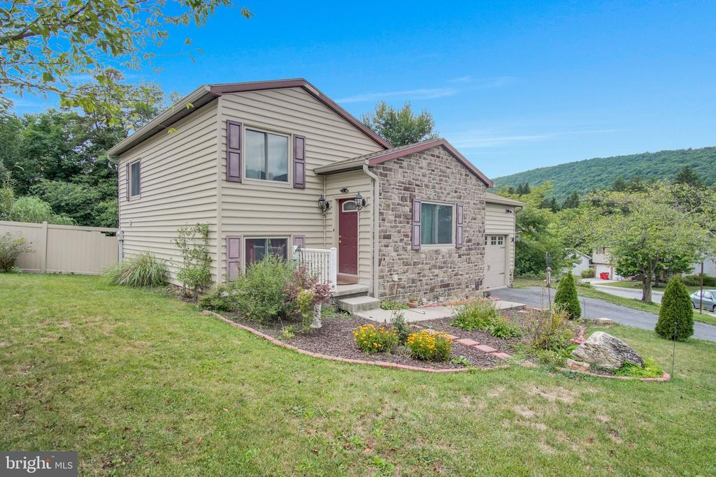 16 YANKEE DR, Mt Holly Springs, PA 17065