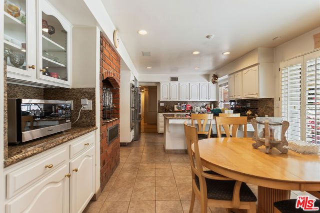 19717 Wells Drive, Woodland Hills (los Angeles), CA 91364