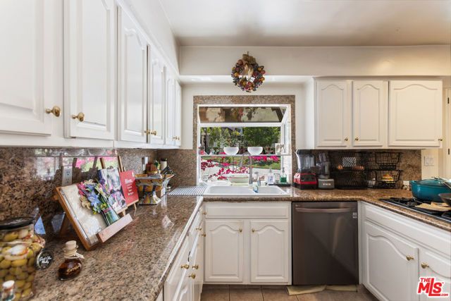 19717 Wells Drive, Woodland Hills (los Angeles), CA 91364