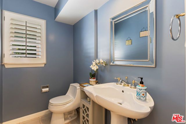 19717 Wells Drive, Woodland Hills (los Angeles), CA 91364