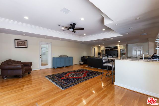 19717 Wells Drive, Woodland Hills (los Angeles), CA 91364