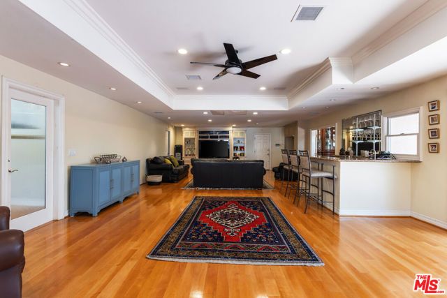19717 Wells Drive, Woodland Hills (los Angeles), CA 91364