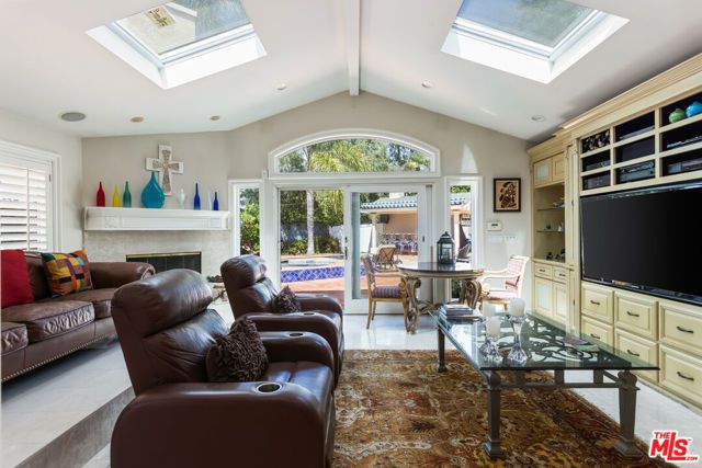 19717 Wells Drive, Woodland Hills (los Angeles), CA 91364