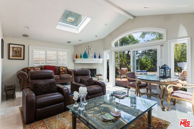 19717 Wells Drive, Woodland Hills (los Angeles), CA 91364