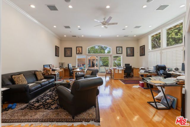 19717 Wells Drive, Woodland Hills (los Angeles), CA 91364