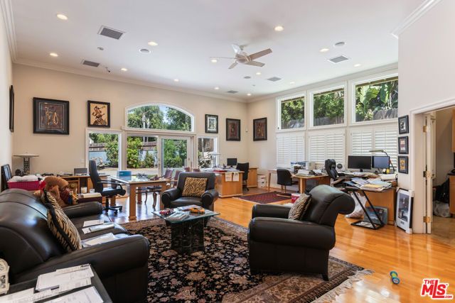 19717 Wells Drive, Woodland Hills (los Angeles), CA 91364