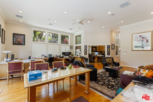 19717 Wells Drive, Woodland Hills (los Angeles), CA 91364