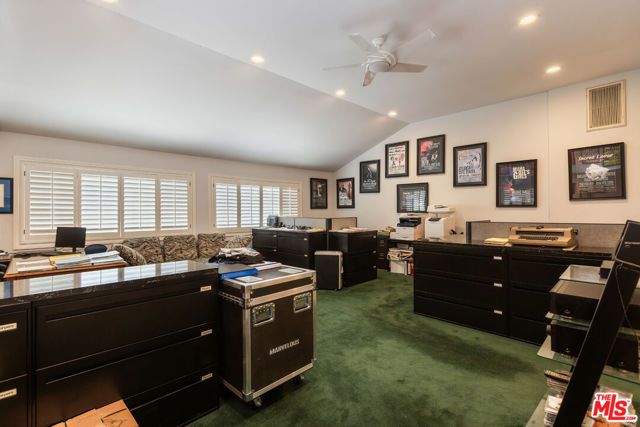 19717 Wells Drive, Woodland Hills (los Angeles), CA 91364