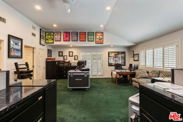 19717 Wells Drive, Woodland Hills (los Angeles), CA 91364