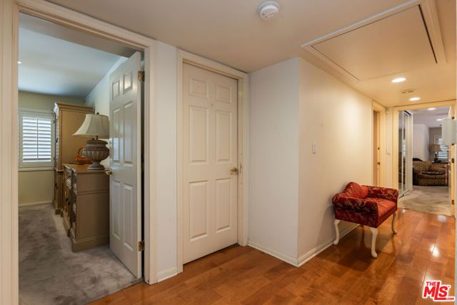 19717 Wells Drive, Woodland Hills (los Angeles), CA 91364