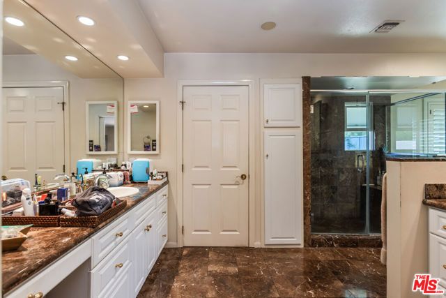 19717 Wells Drive, Woodland Hills (los Angeles), CA 91364
