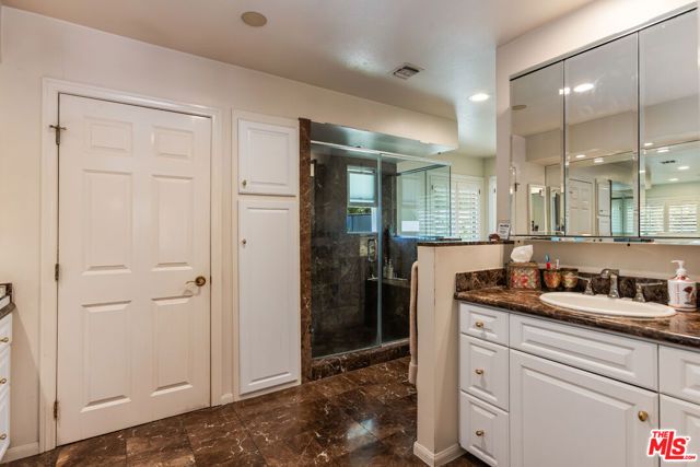 19717 Wells Drive, Woodland Hills (los Angeles), CA 91364