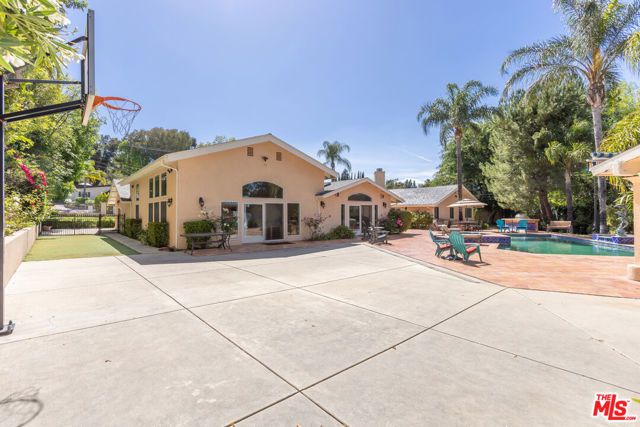 19717 Wells Drive, Woodland Hills (los Angeles), CA 91364