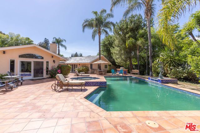19717 Wells Drive, Woodland Hills (los Angeles), CA 91364