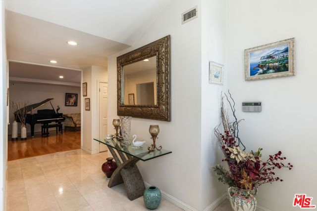 19717 Wells Drive, Woodland Hills (los Angeles), CA 91364