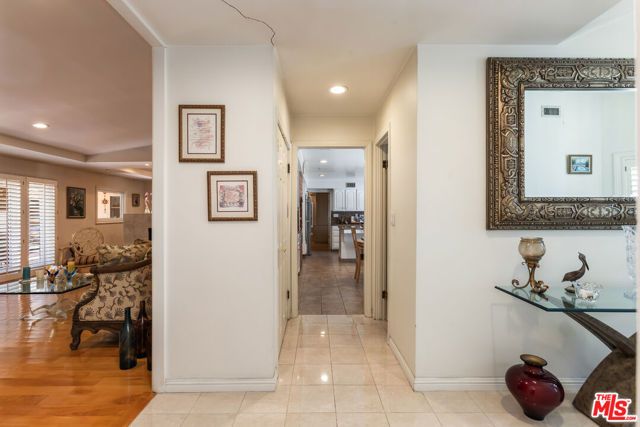 19717 Wells Drive, Woodland Hills (los Angeles), CA 91364
