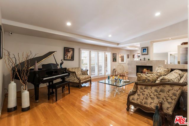 19717 Wells Drive, Woodland Hills (los Angeles), CA 91364