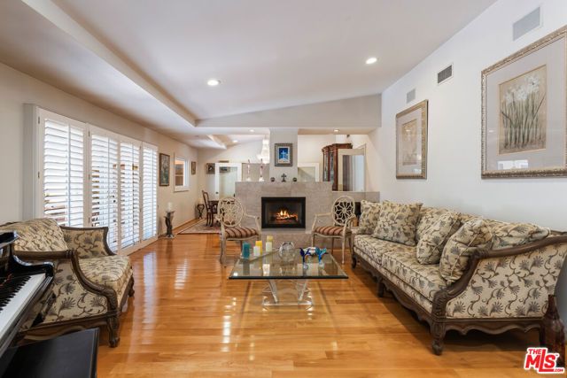 19717 Wells Drive, Woodland Hills (los Angeles), CA 91364