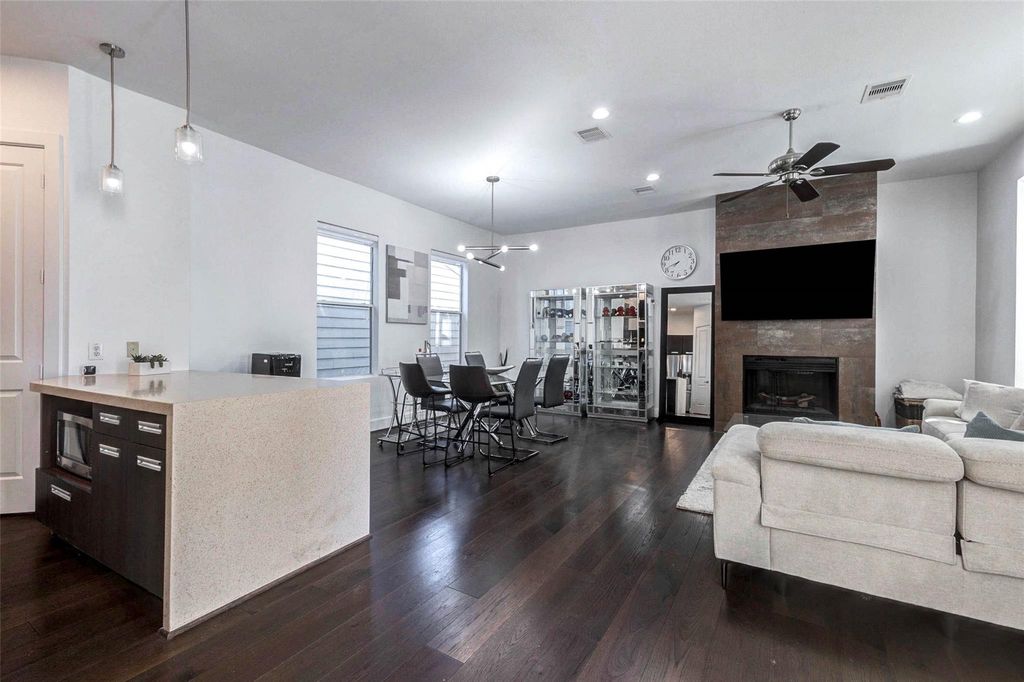 Image 10 of property listing at 5715 Larkin Street D, Houston, TX 77007