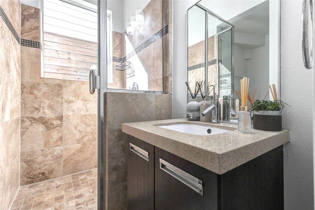 Image 13 of property listing at 5715 Larkin Street D, Houston, TX 77007