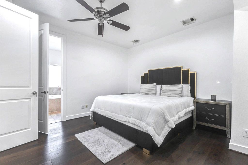 Image 15 of property listing at 5715 Larkin Street D, Houston, TX 77007